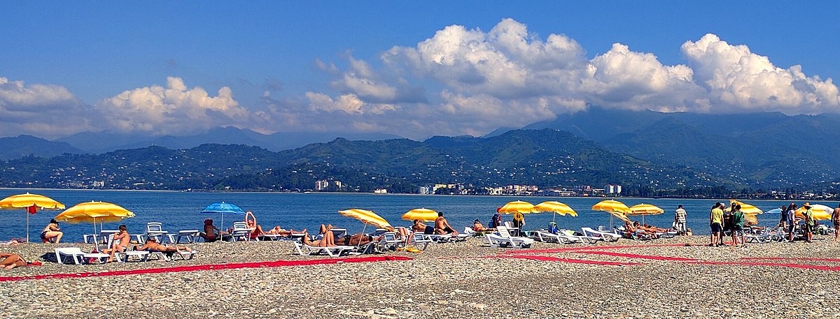 A stony beach in Batumi, Georgia (Vicuna R/Wikipedia, CC BY))